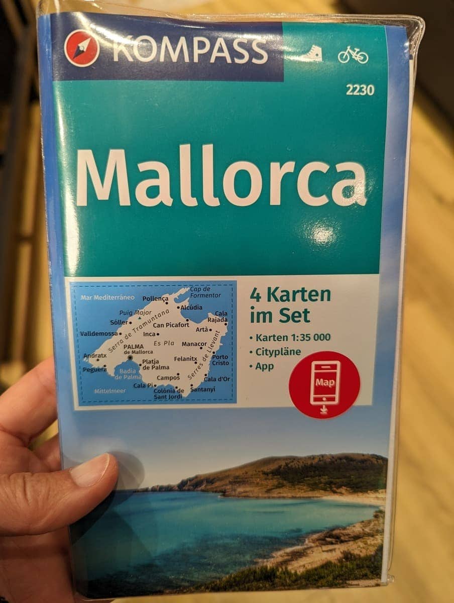 Linda hält die Kompass Wanderkarte von Mallorca in der Hand