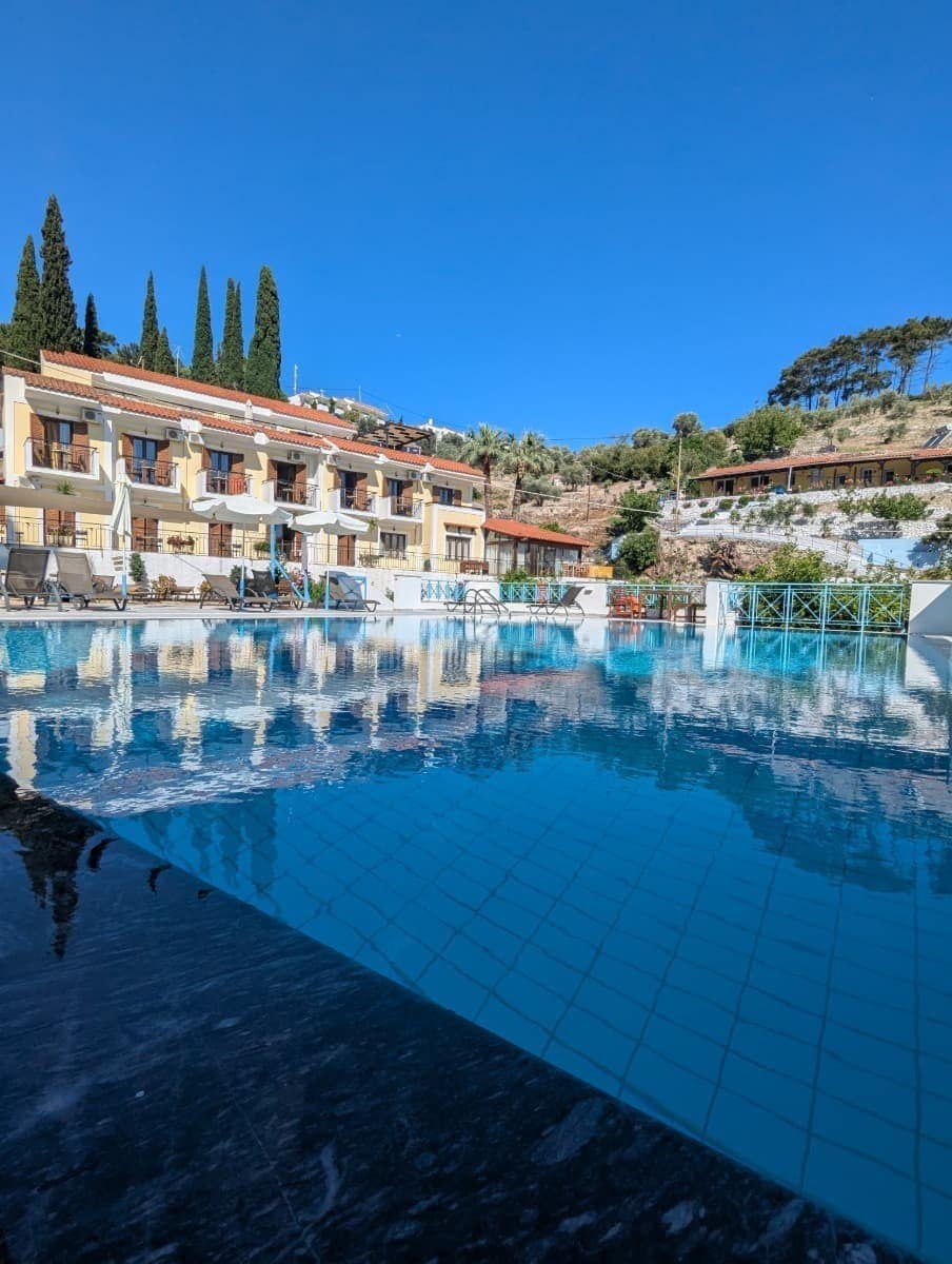 Der große Pool des Sportclubs spiegelt die Hotelanlage perfekt wider – Urlaub auf Samos mit Froschreisen steht für Aktivität und Entspannung.